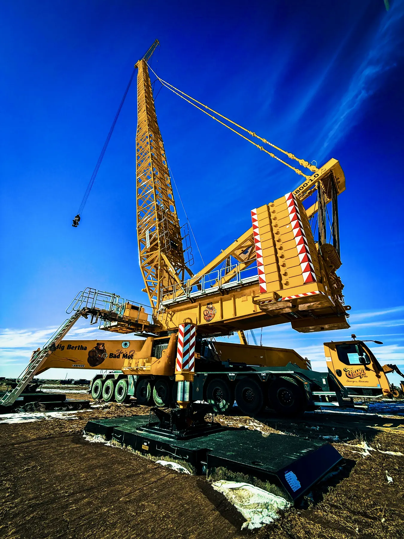 Trand lattice crane assembling its Vario-Tray counterweight